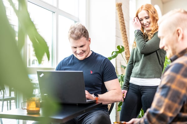 2022-kasvi-ihmiset-tietokoneella-web grandlunnd