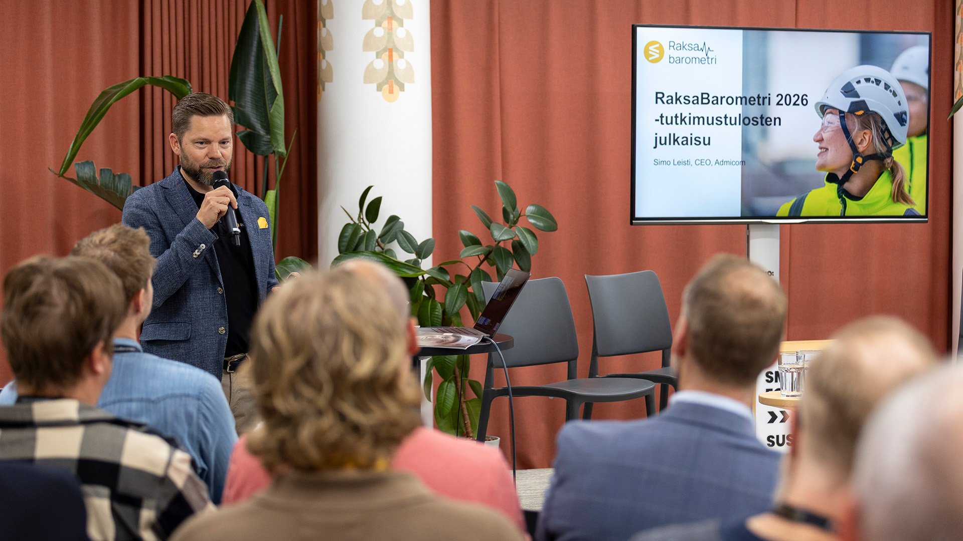 RaksaBarometri-tutkimuksen julkistustilaisuus, lavalla Admicomin toimitusjohtaja Simo Leisti
